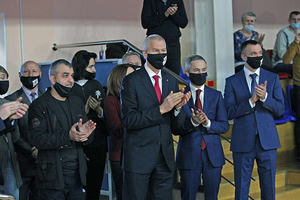 Министр спорта РФ сыграл в Барнауле в теннис, посетил скалодром и гребной канал Фото №2