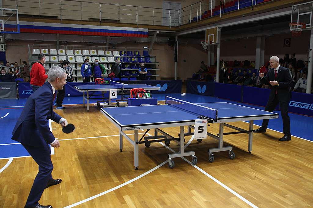 Министр спорта РФ сыграл в Барнауле в теннис, посетил скалодром и гребной канал Фото №3