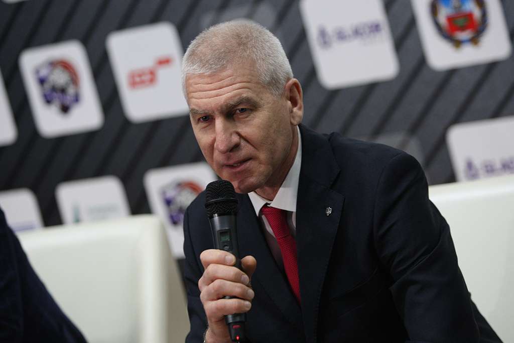 Министр спорта РФ сыграл в Барнауле в теннис, посетил скалодром и гребной канал Фото №5