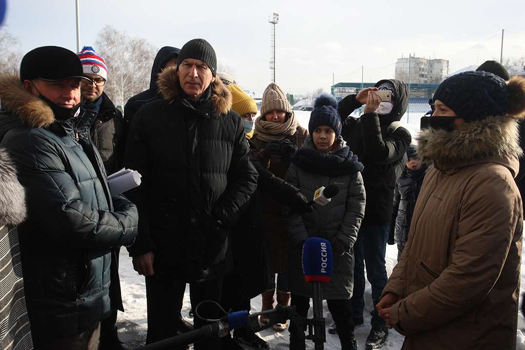 Министр спорта РФ сыграл в Барнауле в теннис, посетил скалодром и гребной канал Фото №10