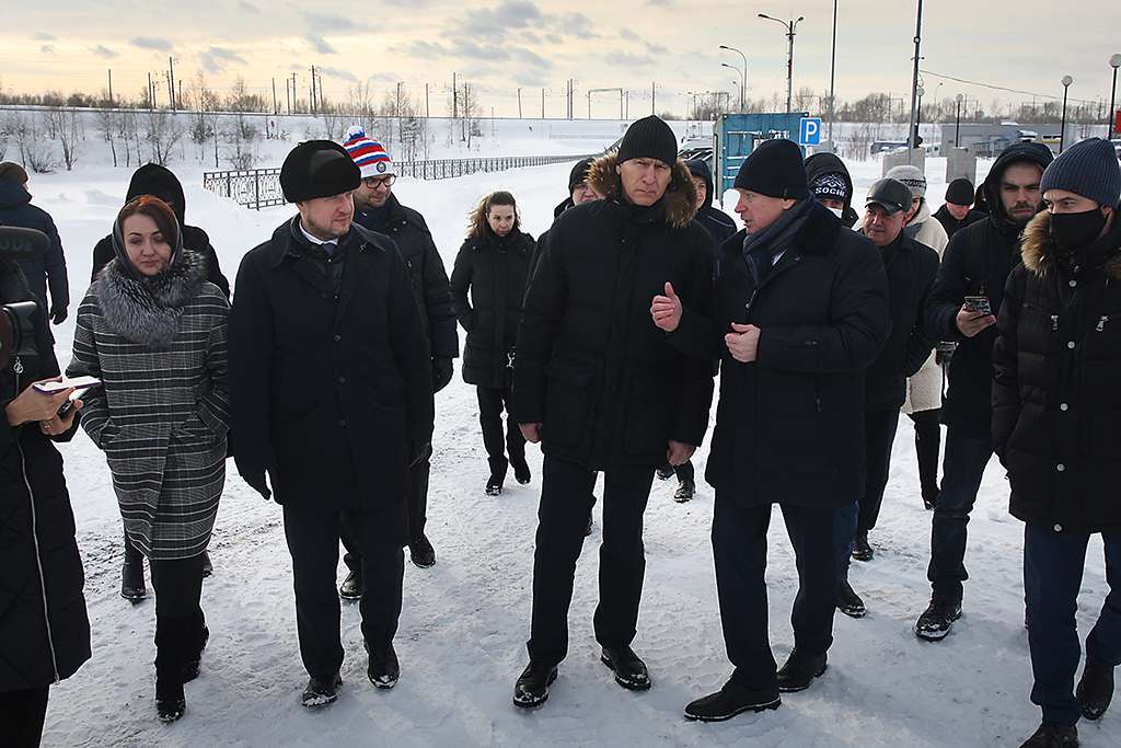 Министр спорта РФ сыграл в Барнауле в теннис, посетил скалодром и гребной канал Фото №13
