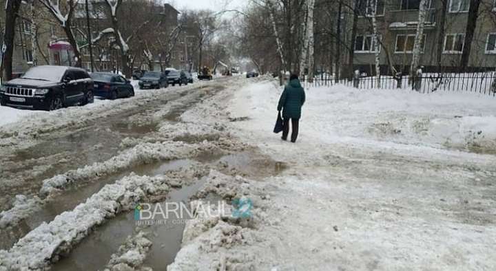В Барнауле из-за коммунальной аварии залило водой проезжую часть Фото №1