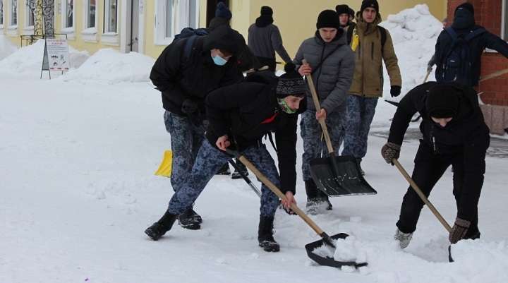 В Барнауле очистили от снега 58 социально-значимых объектов Фото №1