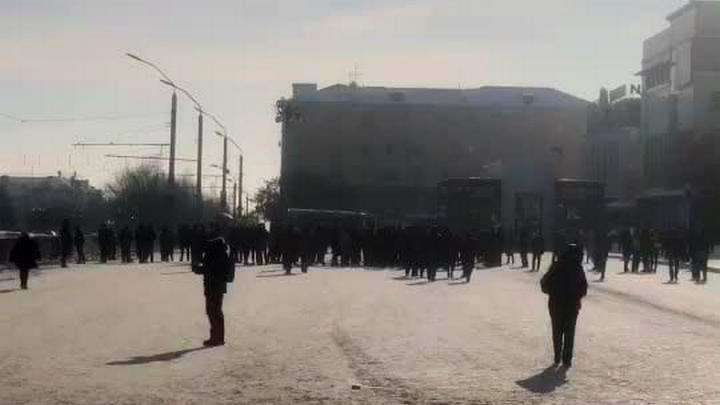 Несанкционированный митинг в центре Барнаула оказался малочисленным Фото №1