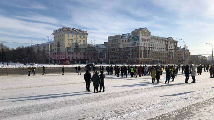 Полиция назвала число участников и задержанных на незаконном митинге в Барнауле Фото №1