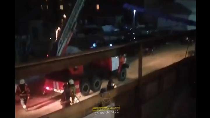 В Барнауле кто-то включил духовку и ушел из дома. Пожарные влезали через окно Фото №1