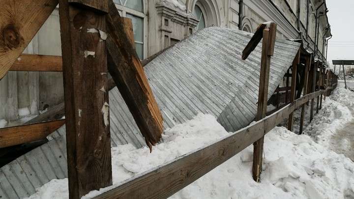 Упавший с крыши снег сломал в двух местах навес над тротуаром в центре Барнаула Фото №1