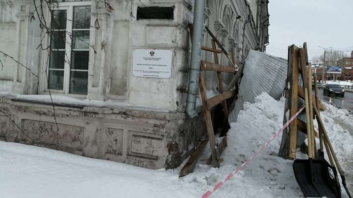 Упавший с крыши снег сломал в двух местах навес над тротуаром в центре Барнаула Фото №2