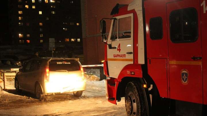 Пожарные в Барнауле не доехали до горящей квартиры из-за припаркованных машин Фото №1