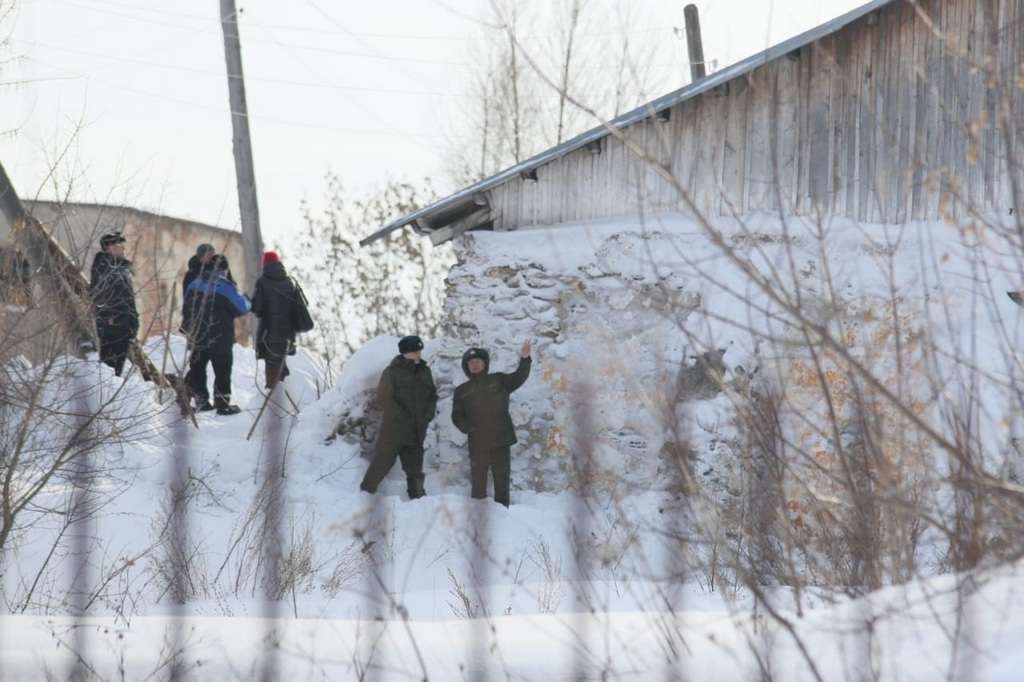 СК: погибшие от схода снега механизаторы на Алтае чистили крышу без страховки Фото №2