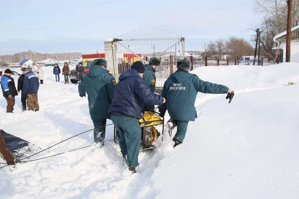 СК: погибшие от схода снега механизаторы на Алтае чистили крышу без страховки Фото №3