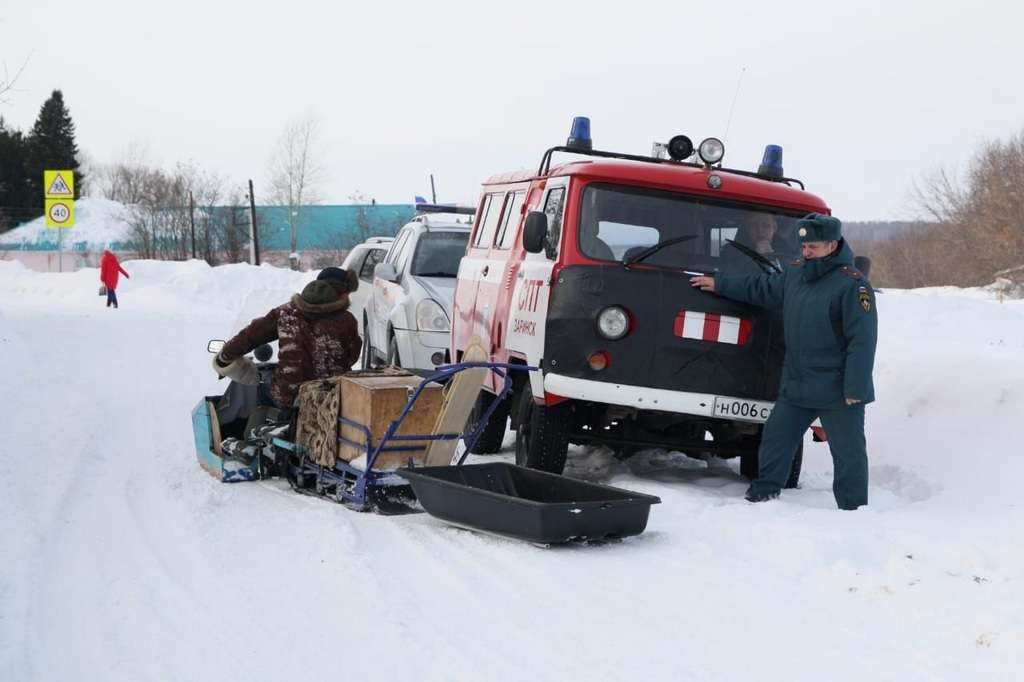 СК: погибшие от схода снега механизаторы на Алтае чистили крышу без страховки Фото №4