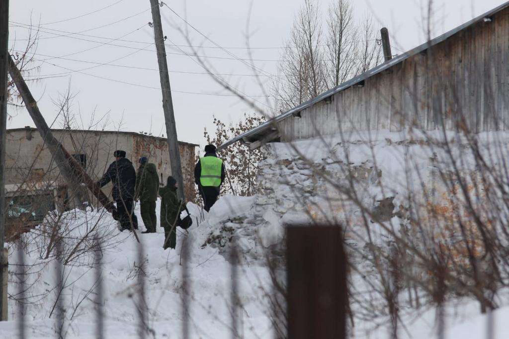 СК: погибшие от схода снега механизаторы на Алтае чистили крышу без страховки Фото №6
