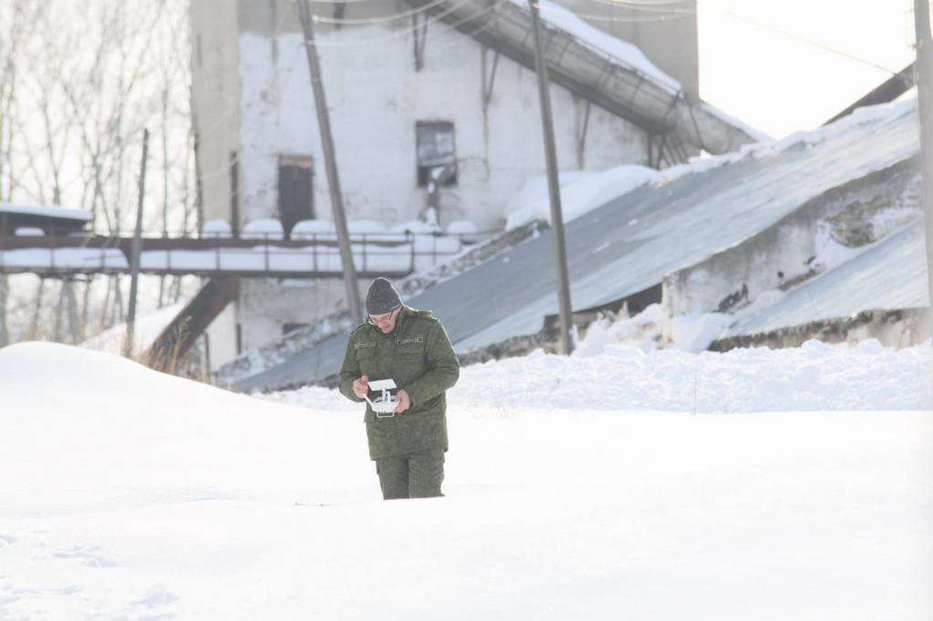 СК: погибшие от схода снега механизаторы на Алтае чистили крышу без страховки Фото №8