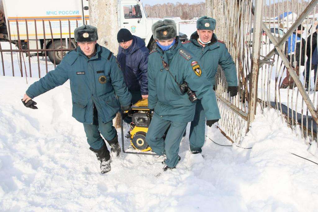 СК: погибшие от схода снега механизаторы на Алтае чистили крышу без страховки Фото №10