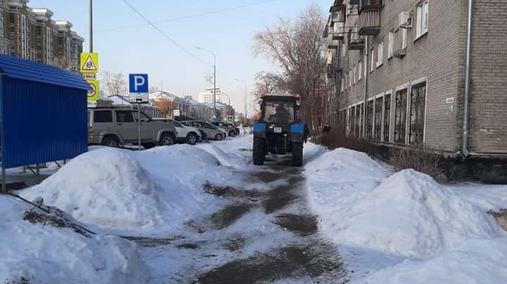 Барнаульские дорожники продолжают отчищать от наледи тротуары Фото №1