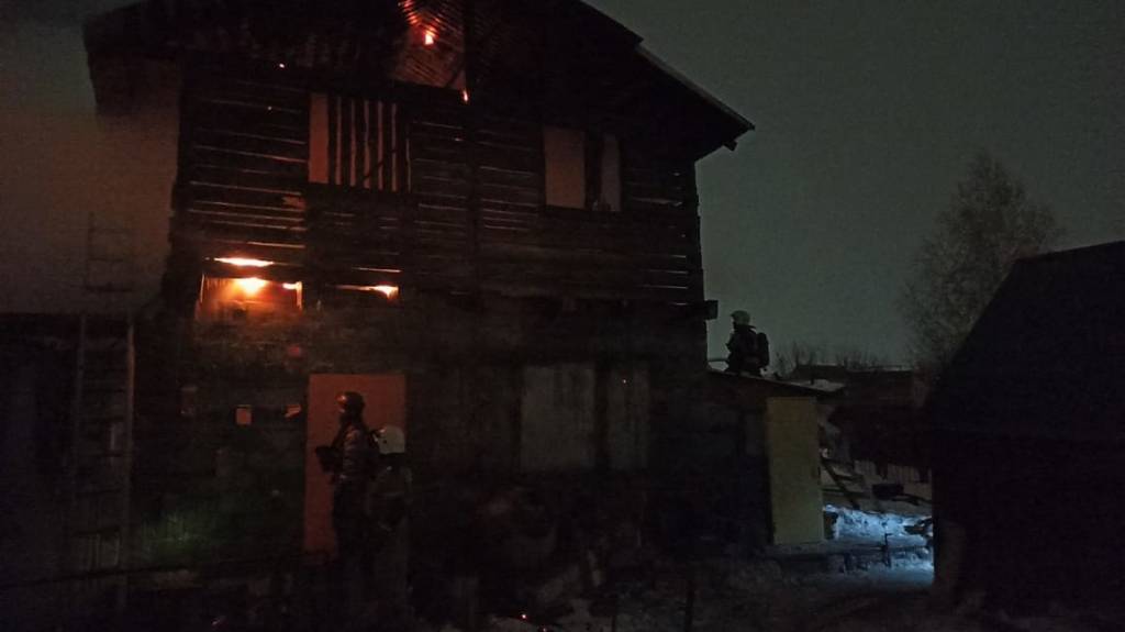 Ночь в огне. В Барнауле сгорели два дома, два человека погибли Фото №1