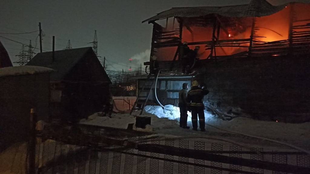 Ночь в огне. В Барнауле сгорели два дома, два человека погибли Фото №3