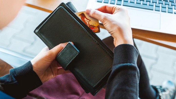 В Барнауле девушку будут судить за покупки с чужой карточки Фото №1