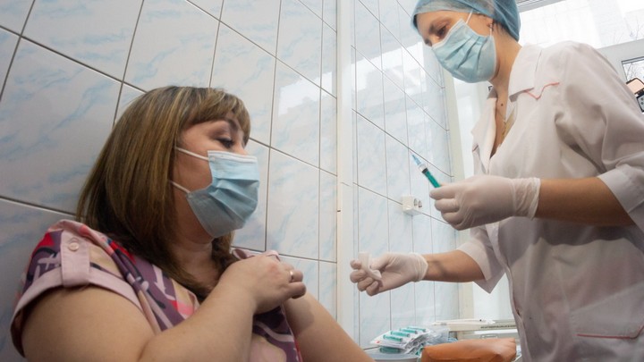 Вакцинация от коронавируса идет практически по всему Алтайскому краю Фото №1