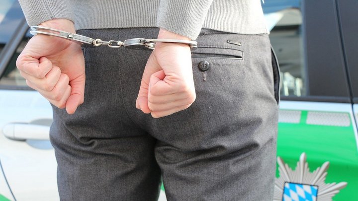 Бывший алтайский полицейский обвиняется во взяточничестве и торговле алкоголем Фото №1