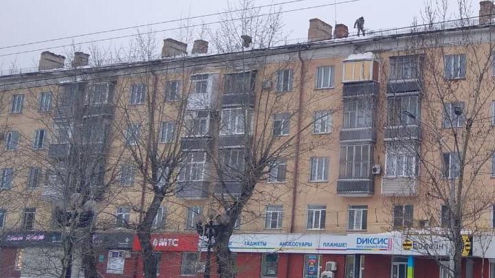 Более 200 кровель многоквартирных домов Барнаула очистили от снега Фото №1