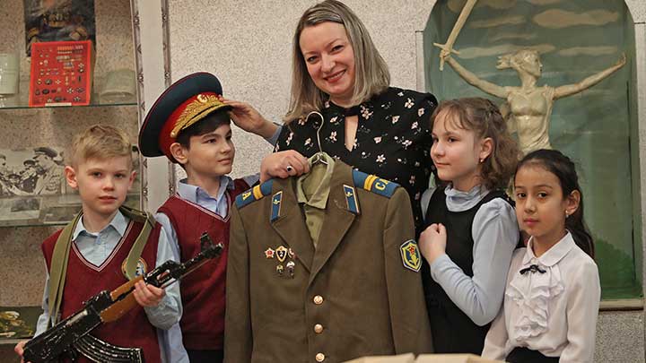 Барнаульские школьники к Дню защитника Отечества пишут письма солдатам Фото №1