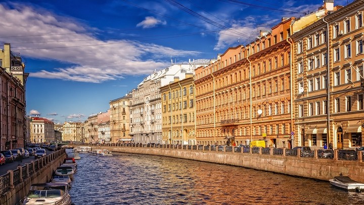 Сбежавшую из дома в Рубцовске девочку нашли в Санкт-Петербурге Фото №1