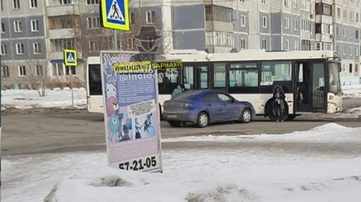 В Барнауле столкнулись пассажирский автобус и иномарка Фото №1