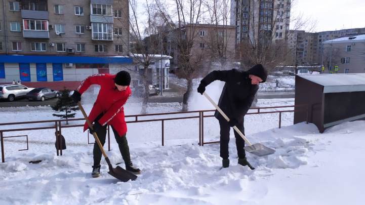 Студенты вышли на уборку снега и наледи в Барнауле Фото №1