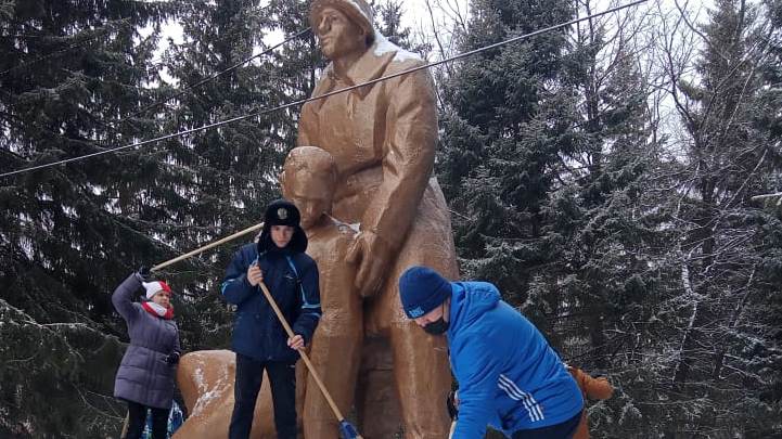 Барнаульские волонтеры отчистили памятники в честь Дня защиты Отечества Фото №1
