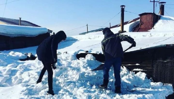 Барнаульские студенты помогли пенсионерам убрать снег и очистить кровлю Фото №2