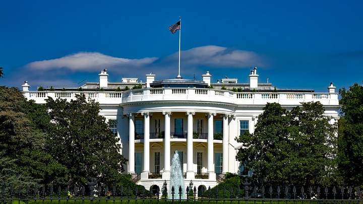 В США объявили пятидневный траур в память о жертвах коронавируса Фото №1