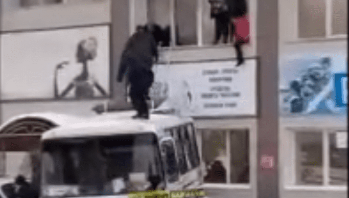 В Горно-Алтайске спасли людей из охваченного пламенем торгового центра Фото №1