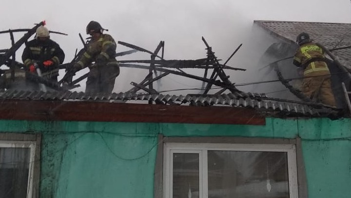 Пожарные спасли ребенка из горящего дома в Новоалтайске Фото №1