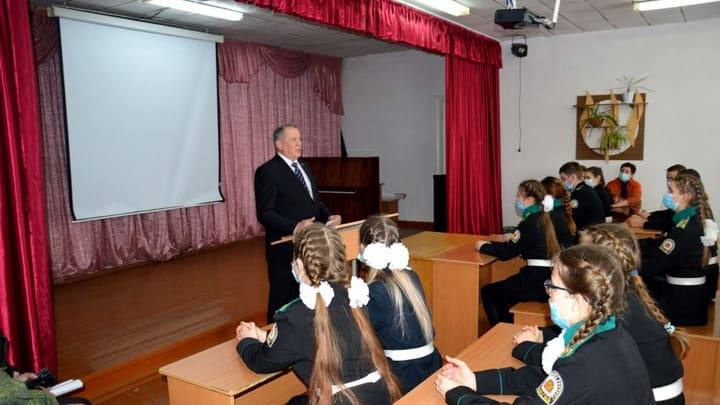 Депутат Госдумы Иван Лоор рассказал школьникам о выборе профессии Фото №1