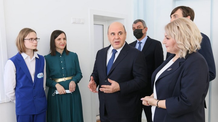 Михаил Мишустин пообещал провести интернет в алтайскую школу Фото №2