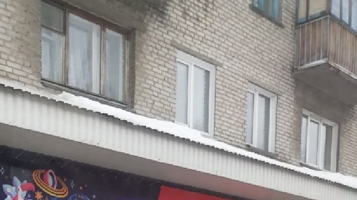 В Бийске горожанке разбила голову упавшая с крыши глыба снега Фото №1