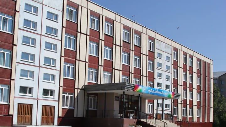В Барнауле приостановили занятия в школе, где стало плохо детям Фото №1