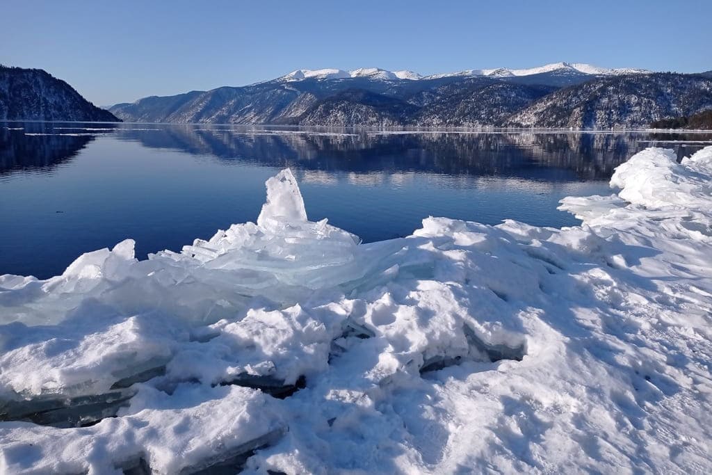 1 мая ледовый. Лёд весной на Телецком. Ледяное Телецкое озеро покажи нам во льду. Замерзшее Телецкое озеро. Телецкое озеро февраль 2022.