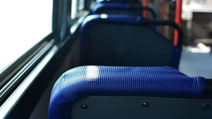 СК выясняет, почему пассажирка барнаульского автобуса сломала позвоночник Фото №1