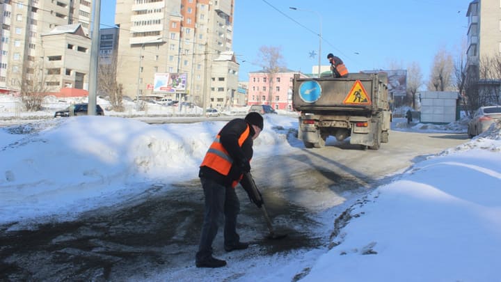 В Барнауле посыпают песком тротуары, остановки и пешеходные переходы Фото №1