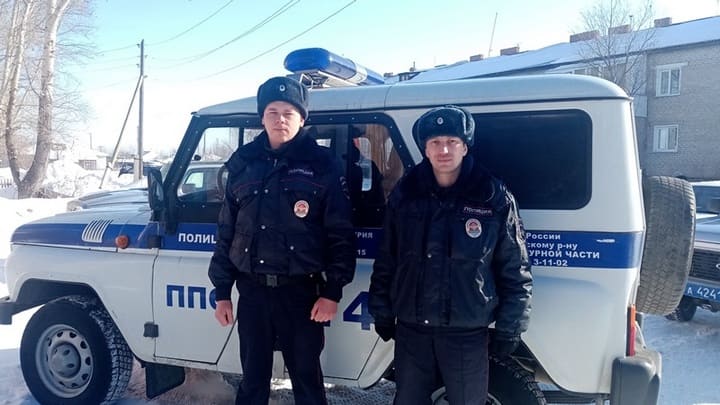 На Алтае полицейские спасли из загоревшейся квартиры двух малышей Фото №1