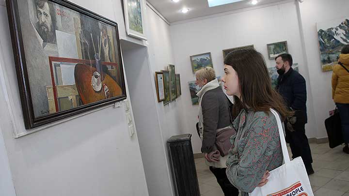В Барнауле открылась выставка памяти художника и педагога Владимира Кикотя Фото №1