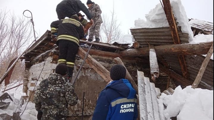 На Алтае сотрудники МЧС спасли мужчину, которого придавило чердачными балками Фото №1