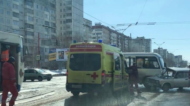 В Барнауле на трамвайных путях столкнулись автобус и Жигули Фото №1