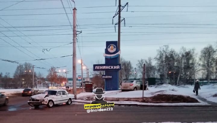 После столкновения на барнаульском перекрестке такси улетело в снежный сугроб Фото №1