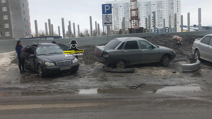 Соцсеть: двоих пассажиров зажало в авто в результате массового ДТП в Барнауле Фото №1