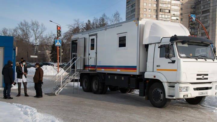 Возобновилась работа двух мобильных пунктов вакцинации в Барнауле Фото №1