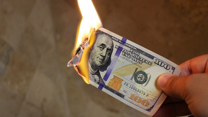 Бийчанка хотела обменять в банке фальшивые $100 Фото №1